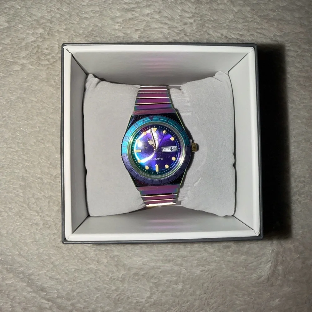 Timex Q Iridescence Quartz Women’s Watchn - Picture 2 of 4